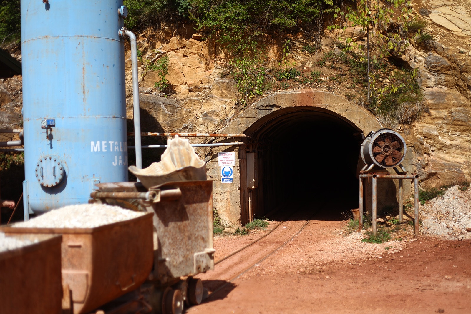 bespelj - rudnici boksita jajce